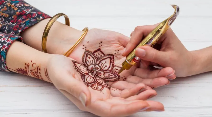Use Henna Method to Draw a Temporary Tattoo