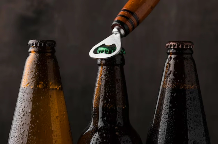 How to Use a Bottle Opener？
